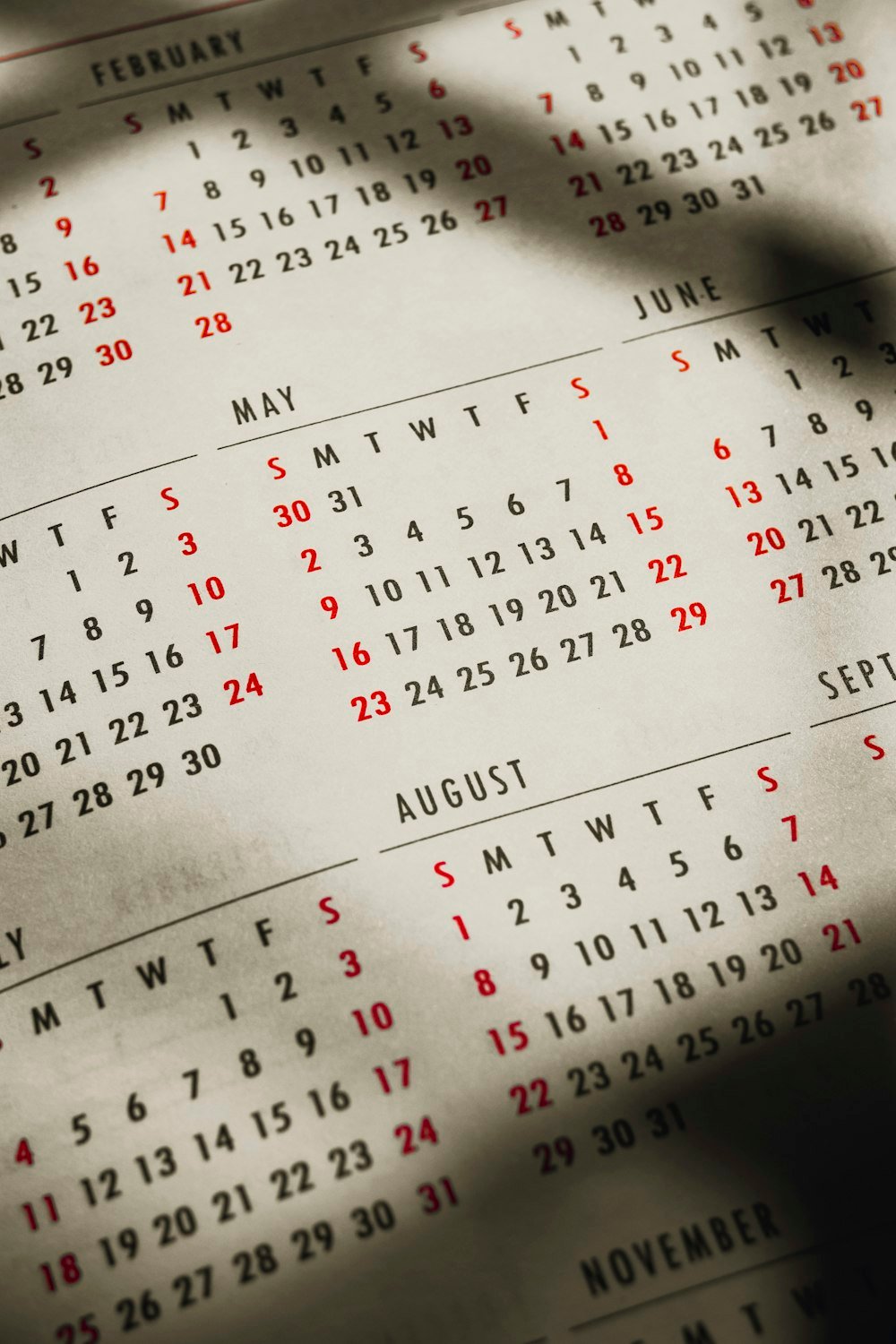 Calendário com meses do ano, representando a queda gradual de testosterona ao longo dos anos