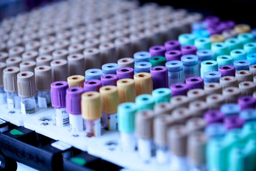 Tubos de exame de sangue coloridos em bandeja de laboratório, usados para medir os níveis de testosterona