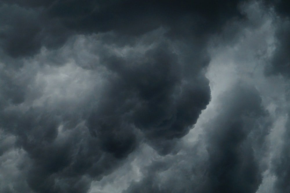 Céu com nuvens de tempestade, representando as mudanças de humor ligadas à testosterona baixa