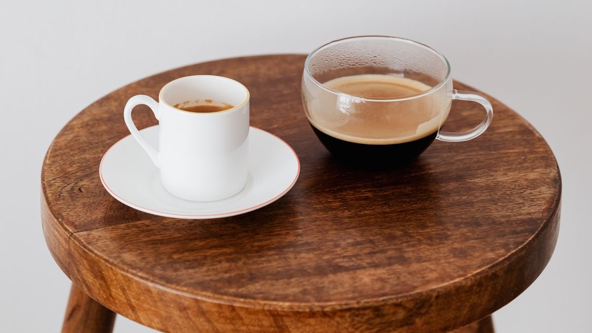 Duas xícaras de café sobre um banquinho de madeira, conversa do casal sobre libido baixa