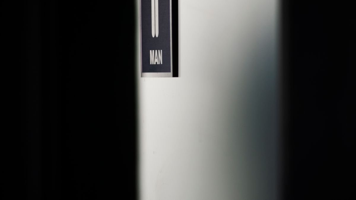 Placa de banheiro masculino na porta, sintomas da próstata aumentada